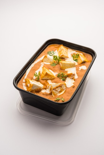 Paneer Butter Masala embalado em recipiente ou caixa de plástico, pronto para entrega em domicílio ou coleta