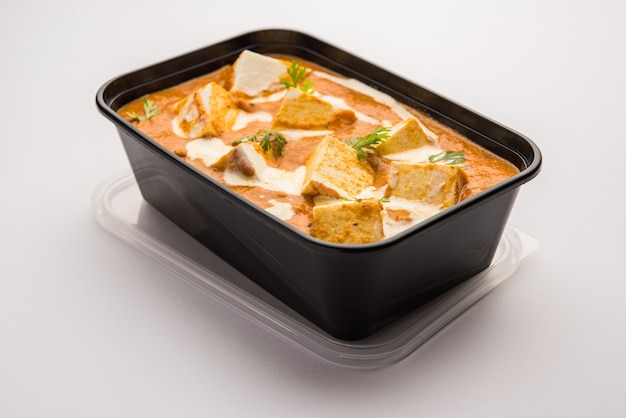 Paneer Butter Masala embalado em recipiente ou caixa de plástico, pronto para entrega em domicílio ou coleta