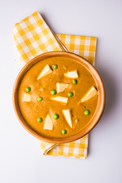 Paneer Butter Masala es una famosa receta de comida india hecha con requesón, servida en un tazón. enfoque selectivo