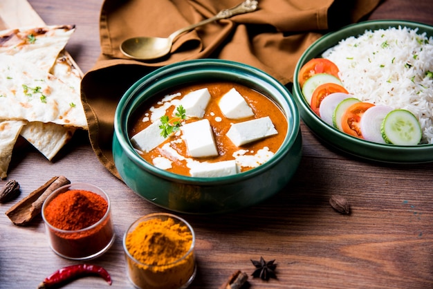 Paneer Butter Masala es una receta popular del norte de la India para el almuerzo o la cena hecha con requesón en curry de tomate rojo. generalmente se sirve con arroz y chapati o naan. enfoque selectivo