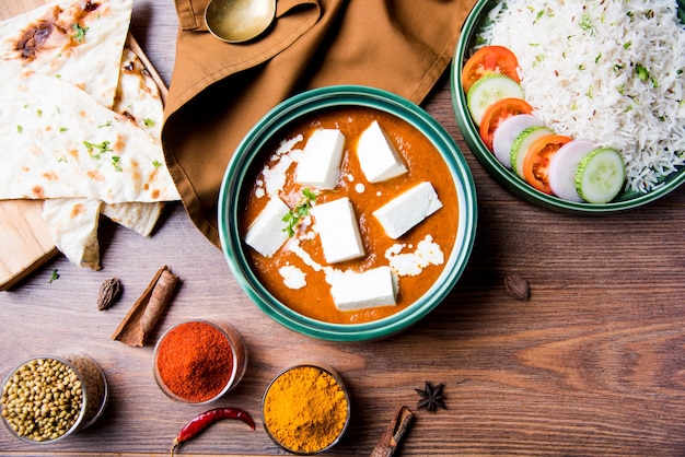 Paneer Butter Masala es una receta popular del norte de la India para el almuerzo o la cena hecha con requesón en curry de tomate rojo. generalmente se sirve con arroz y chapati o naan. enfoque selectivo