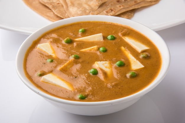 Paneer Butter Masala ist ein berühmtes indisches Essensrezept, das aus Hüttenkäse hergestellt wird und mit Fladenbrot serviert wird, das auch als Roti oder Chapati bekannt ist. selektiver Fokus