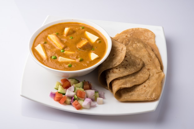 Paneer Butter Masala ist ein berühmtes indisches Essensrezept, das aus Hüttenkäse hergestellt wird und mit Fladenbrot serviert wird, das auch als Roti oder Chapati bekannt ist. selektiver Fokus