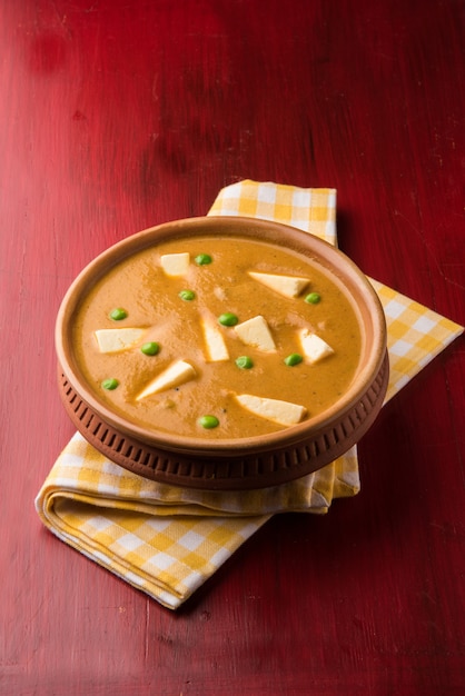 Paneer Butter Masala ist ein berühmtes indisches Rezept aus Hüttenkäse, das in einer Schüssel serviert wird. selektiver Fokus