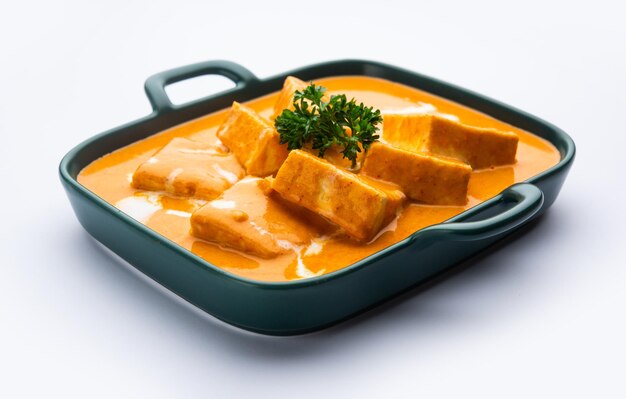 Paneer Butter Masala o Cheese Cottage Curry es un curry rico y cremoso elaborado con paneer, especias, cebollas, tomates, anacardos y mantequilla.