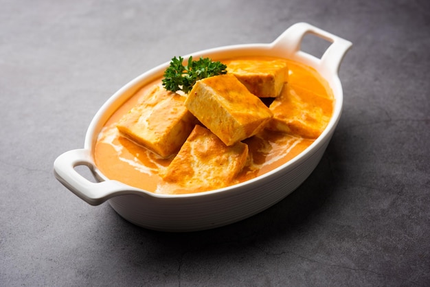 Paneer Butter Masala oder Cheese Cottage Curry ist ein reichhaltiges und cremiges Curry aus Paneer, Gewürzen, Zwiebeln, Tomaten, Cashewnüssen und Butter