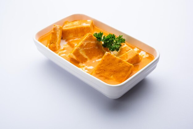 Paneer Butter Masala oder Cheese Cottage Curry ist ein reichhaltiges und cremiges Curry aus Paneer, Gewürzen, Zwiebeln, Tomaten, Cashewnüssen und Butter