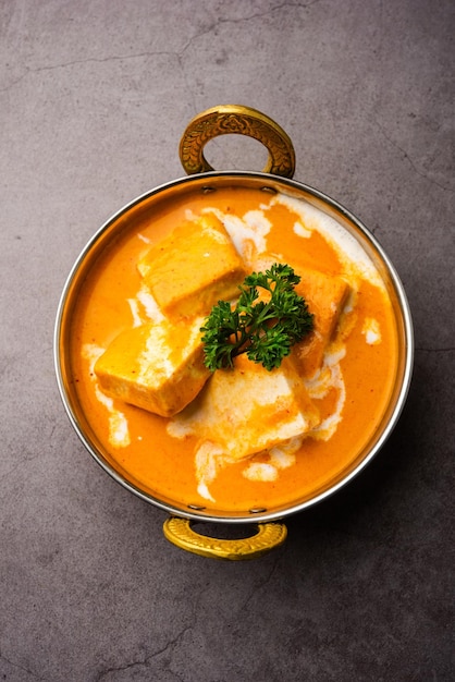 Paneer Butter Masala oder Cheese Cottage Curry ist ein reichhaltiges und cremiges Curry aus Paneer, Gewürzen, Zwiebeln, Tomaten, Cashewnüssen und Butter