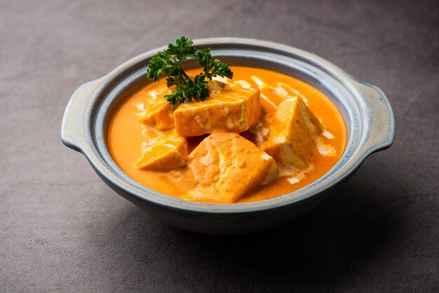 Paneer Butter Masala oder Cheese Cottage Curry ist ein reichhaltiges und cremiges Curry aus Paneer, Gewürzen, Zwiebeln, Tomaten, Cashewnüssen und Butter