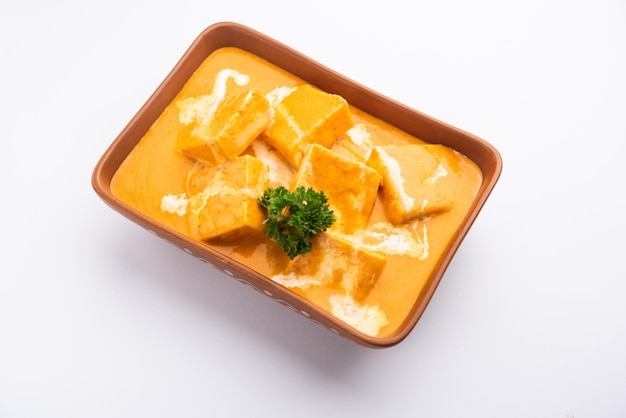 Paneer Butter Masala ou Cheese Cottage Curry é um caril rico e cremoso feito com paneer, especiarias, cebola, tomate, castanha de caju e manteiga