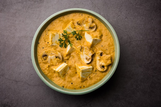 Paneer de champiñones al curry o sabzi, servido en un bol. enfoque selectivo