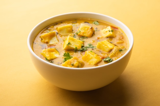 Paneer dal fry é uma combinação de cubos de queijo cottage mergulhados em masala de lentilha amarela