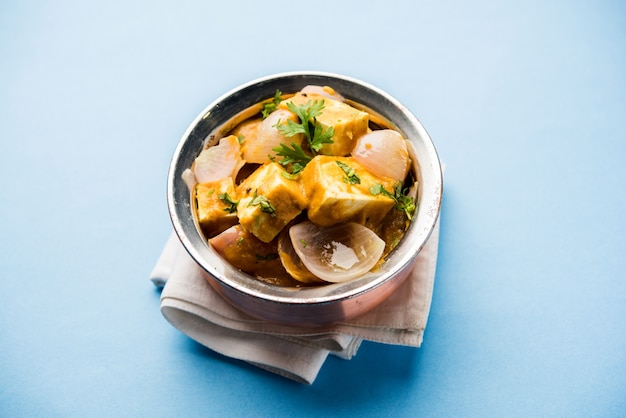 Paneer Do Pyaza es una receta vegetariana punjabi popular que utiliza cubos de requesón con mucha cebolla en una salsa