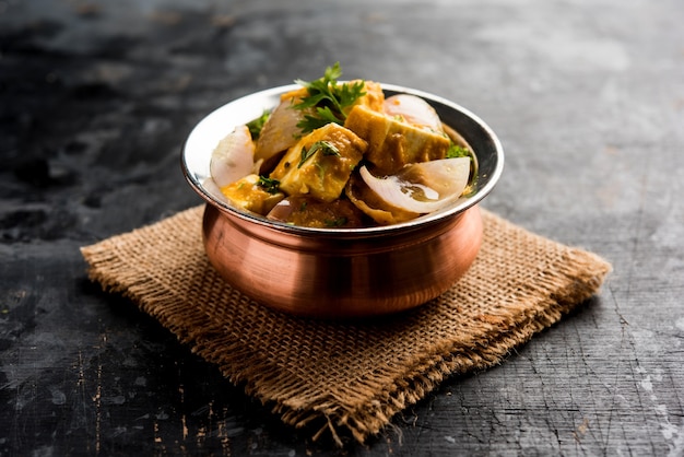 Paneer Do Pyaza ist ein beliebtes vegetarisches Panjabi-Rezept, bei dem Hüttenkäsewürfel mit viel Zwiebel in einer Soße verwendet werden