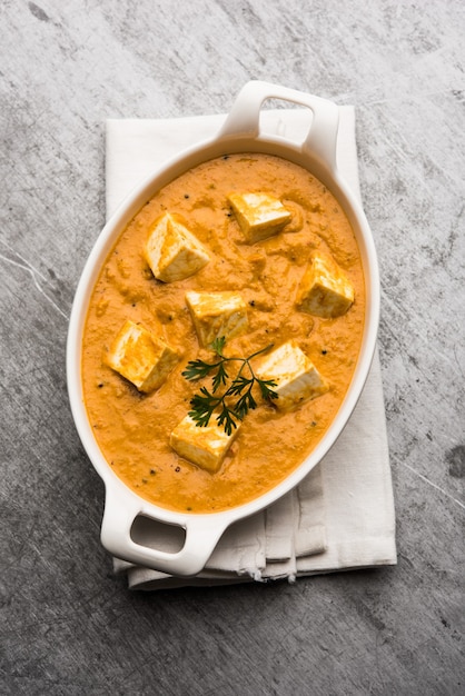 Paneer Korma, Kurma o Quorma es una receta de plato principal indio popular hecha con requesón con curry hecho de cuajada, coco y anacardos.