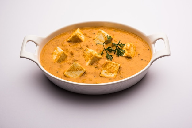 Paneer korma, kurma oder quorma ist ein beliebtes indisches hauptgerichtsrezept aus hüttenkäse mit curry aus quark, kokos und cashewnüssen