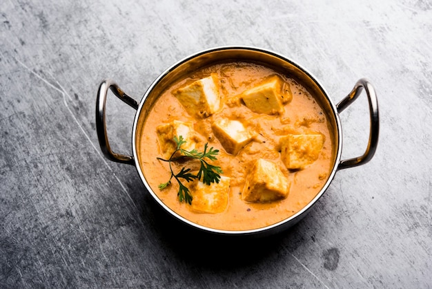 Paneer Korma, Kurma oder Quorma ist ein beliebtes indisches Hauptgerichtsrezept aus Hüttenkäse mit Curry aus Quark, Kokos und Cashewnüssen