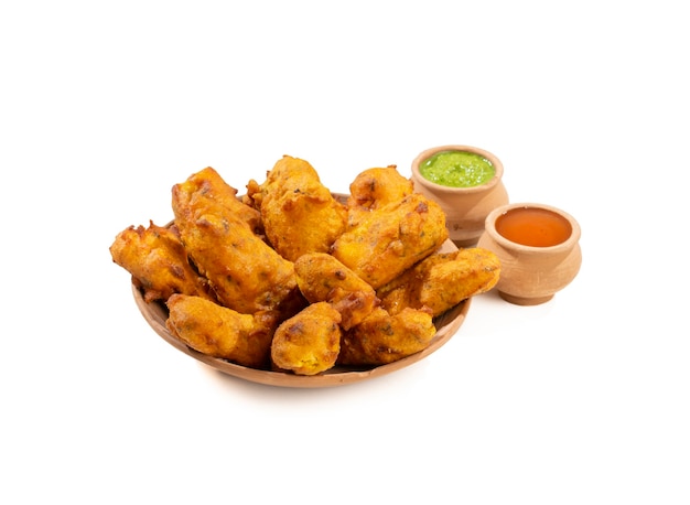 Paneer Pakora Snacks tradicionales indios sobre fondo blanco.