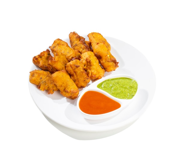 Paneer Pakora Snacks tradicionales indios sobre fondo blanco.