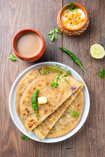 Paneer paratha é um pão achatado popular do norte da Índia, feito com massa de farinha de trigo integral e recheado com paneer ralado picante e saboroso