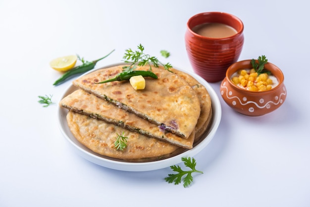 Paneer paratha é um pão achatado popular do norte da Índia, feito com massa de farinha de trigo integral e recheado com paneer ralado picante e saboroso
