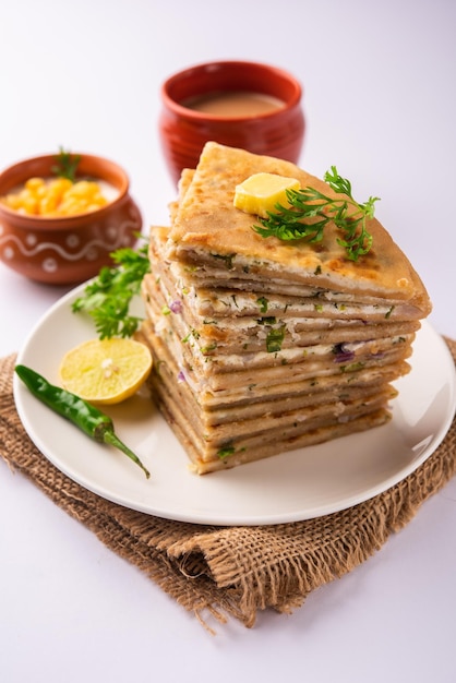 Paneer paratha é um pão achatado popular do norte da Índia, feito com massa de farinha de trigo integral e recheado com paneer ralado picante e saboroso