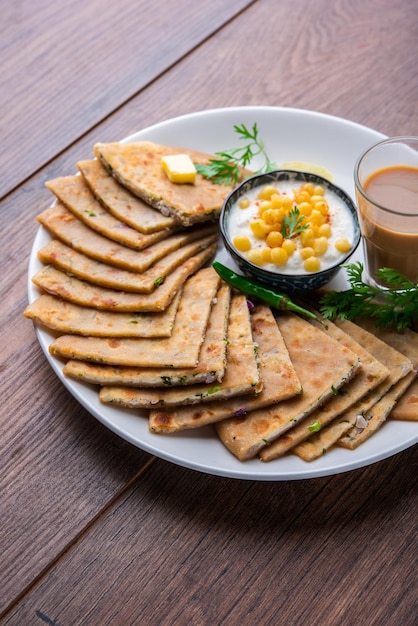 Paneer paratha é um pão achatado popular do norte da Índia, feito com massa de farinha de trigo integral e recheado com paneer ralado picante e saboroso