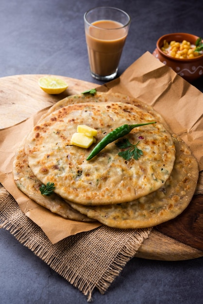 Paneer paratha es un popular pan plano del norte de la India hecho con masa de harina de trigo integral y relleno con paneer sabroso, condimentado y rallado.