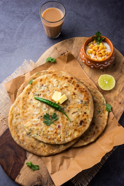 Paneer Paratha ist ein beliebtes nordindisches Fladenbrot aus Vollkornmehlteig und gefüllt mit herzhaft gewürztem, geriebenem Paneer