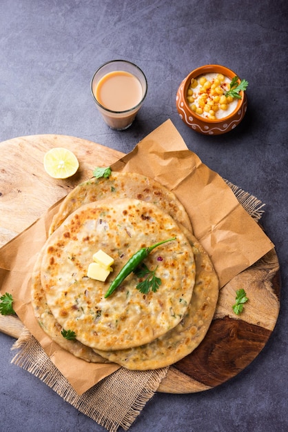 Paneer Paratha ist ein beliebtes nordindisches Fladenbrot aus Vollkornmehlteig und gefüllt mit herzhaft gewürztem, geriebenem Paneer