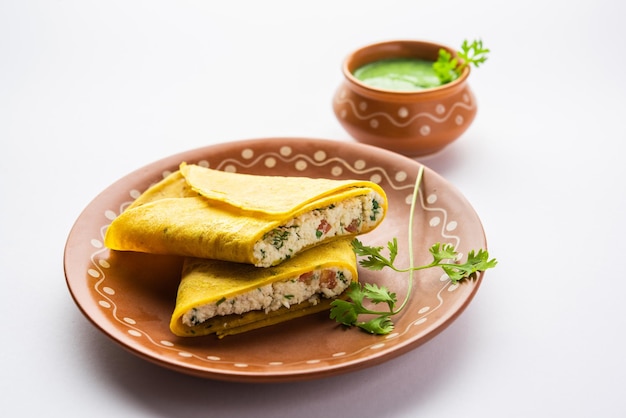 Paneer recheado Besan chilla ou Cheela feito com farinha de grão de bico com recheio de queijo cottage