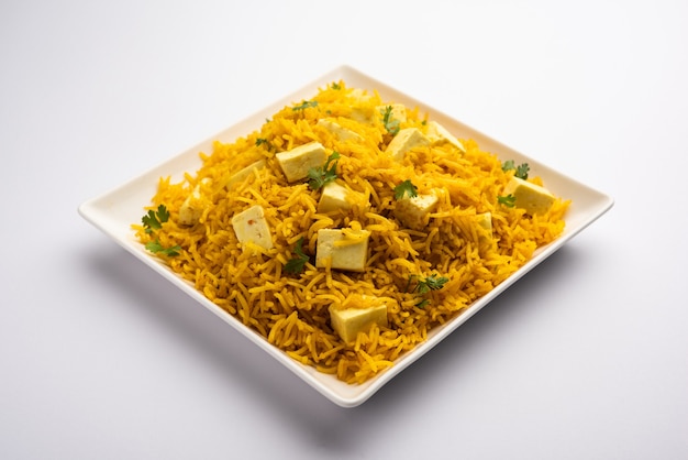 Paneer saludable Pulav o Pilaf con arroz basmati servido en un tazón o plato, comida india