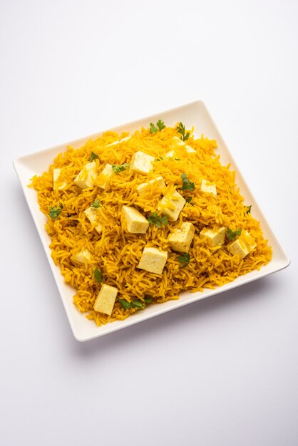 Paneer saludable Pulav o Pilaf con arroz basmati servido en un tazón o plato, comida india