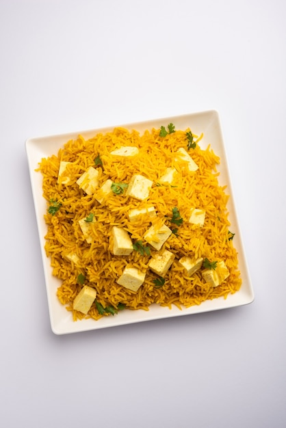 Paneer saludable Pulav o Pilaf con arroz basmati servido en un tazón o plato, comida india