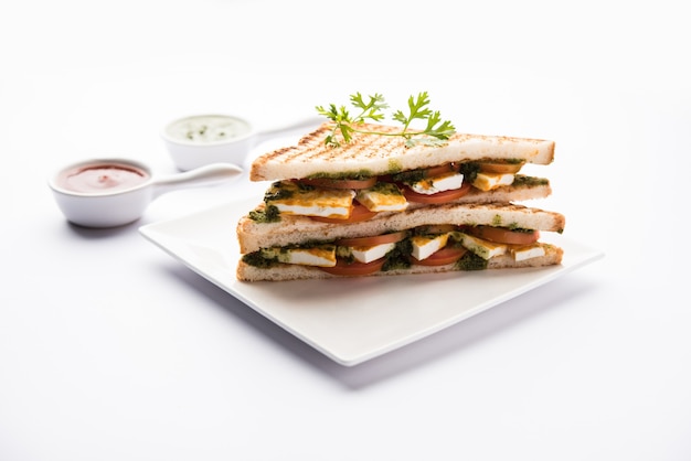 Paneer Sandwich - mit indischem Hüttenkäse und Gemüse und Chutney