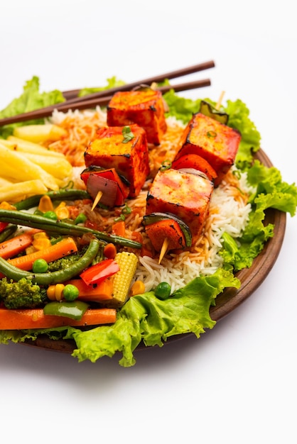 Paneer Sizzler é uma versão indiana com salada de requeijão servida escaldante em prato de pedra quente