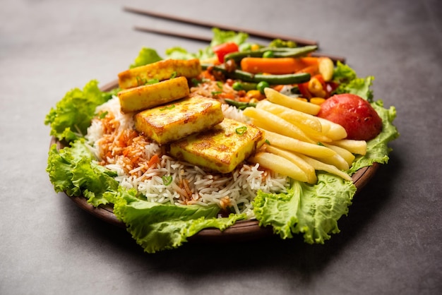 Paneer Sizzler es una versión india con ensalada de requesón servida en un plato de piedra caliente