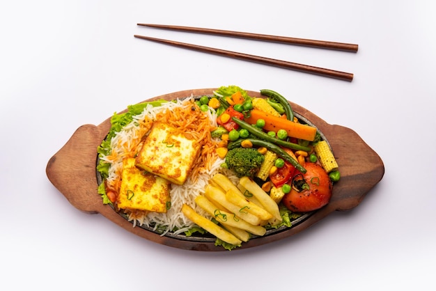 Paneer Sizzler es una versión india con ensalada de requesón servida en un plato de piedra caliente