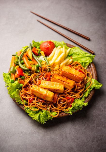 Paneer Sizzler es una versión india con ensalada de requesón servida en un plato de piedra caliente