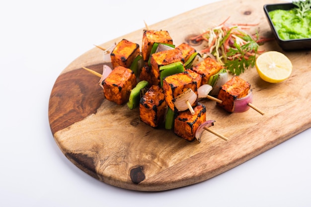 Paneer tikka é um prato indiano feito com pedaços de queijo cottage marinado em especiarias e grelhado em um tandoor