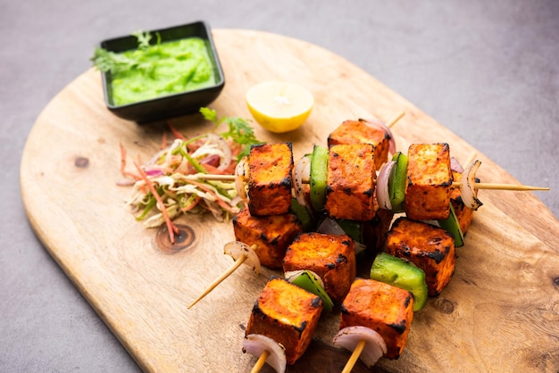 Paneer tikka é um prato indiano feito com pedaços de queijo cottage marinado em especiarias e grelhado em um tandoor