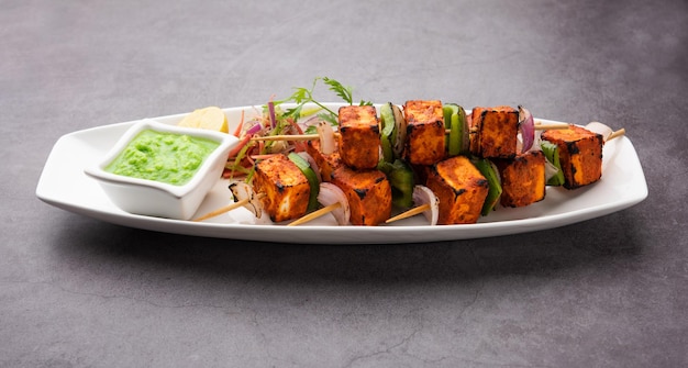 Paneer tikka é um prato indiano feito com pedaços de queijo cottage marinado em especiarias e grelhado em um tandoor