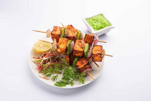 Paneer Tikka ist ein indisches Gericht aus Hüttenkäsestücken, die in Gewürzen mariniert und im Tandoor gegrillt werden