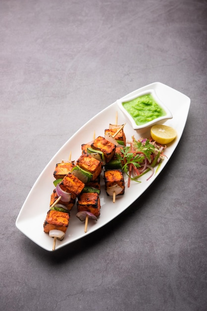 Paneer Tikka ist ein indisches Gericht aus Hüttenkäsestücken, die in Gewürzen mariniert und im Tandoor gegrillt werden