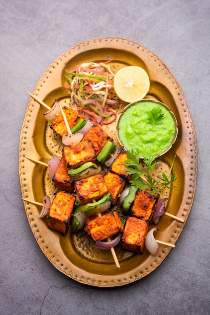 Paneer Tikka ist ein indisches Gericht aus Hüttenkäsestücken, die in Gewürzen mariniert und im Tandoor gegrillt werden