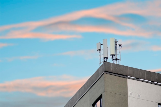 Panel-Antenne von GSM DCS UMTS LTE-Bändern und Funkeinheit als Teil von Kommunikationsgeräten