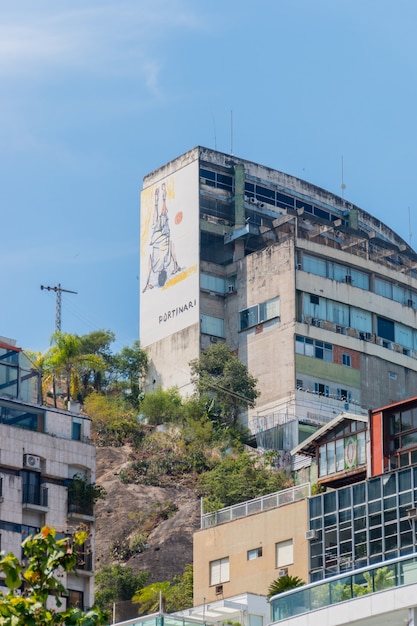 Panel del artista plástico portinari en la comunidad de cantagalo visto desde la laguna rodrigo de freitas