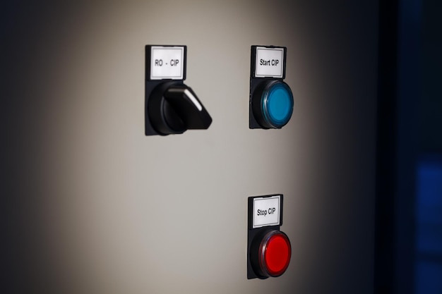 Panel de botones y interruptores en la pared gris