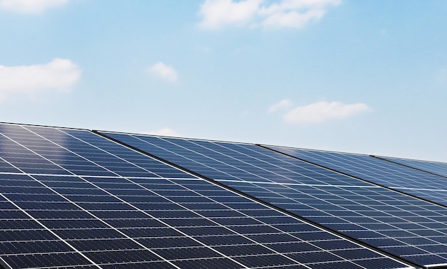 Panel de células solares con cielo azul