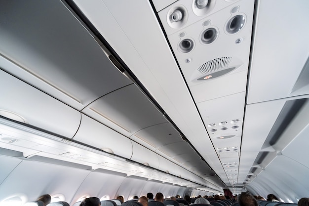 Foto panel de control del aire acondicionado del avión sobre los asientos.